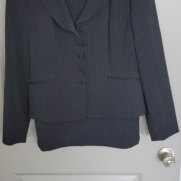 Tahari Levine | Classy suit set with skirt | 5 button front | Pin stripe - Picture 3 of 6